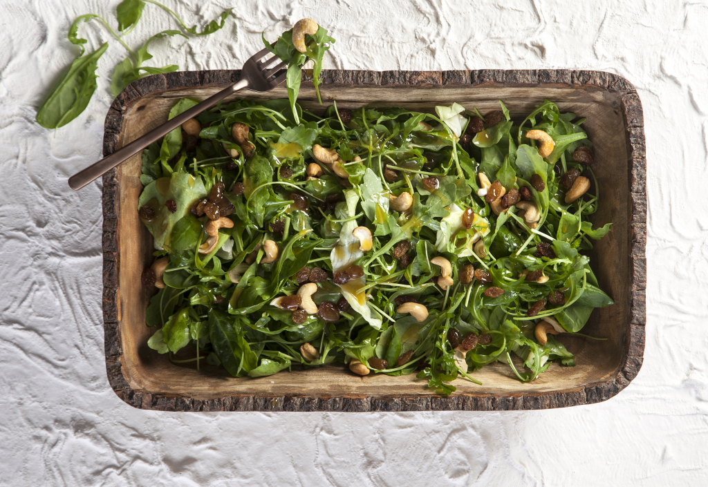 Πράσινη σαλάτα με σταφίδες