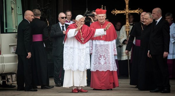 Η ιστορία πίσω από τα κόκκινα παπούτσια του πάπα Βενέδικτου – Ο κρυφός συμβολισμός τους