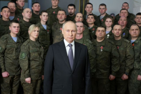 Βλαντίμιρ Πούτιν: Ευχήθηκε καλή χρονιά με fake στρατιώτες στο πλευρό του