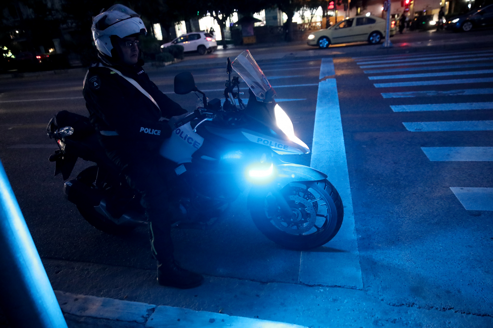 Επίθεση με φωτοβολίδα κατά αστυνομικών στην πλατεία Μαβίλη – 17 προσαγωγές