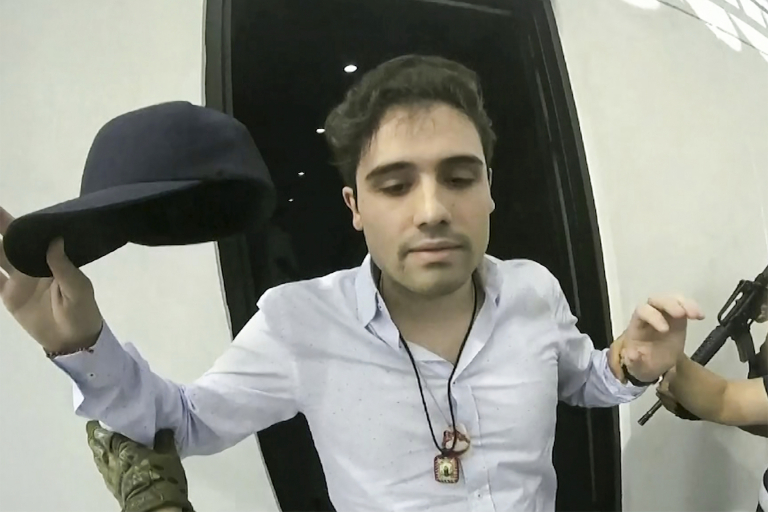 «Γάζωσαν» μέχρι και αεροπλάνο μετά τη σύλληψη του γιου του «Ελ Τσάπο» | tovima.gr