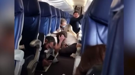 Βίντεο: Η στιγμή που γαζώνουν το αεροπλάνο μετά τη σύλληψη του γιου του «Ελ Τσάπο» – Σε πανικό οι επιβάτες
