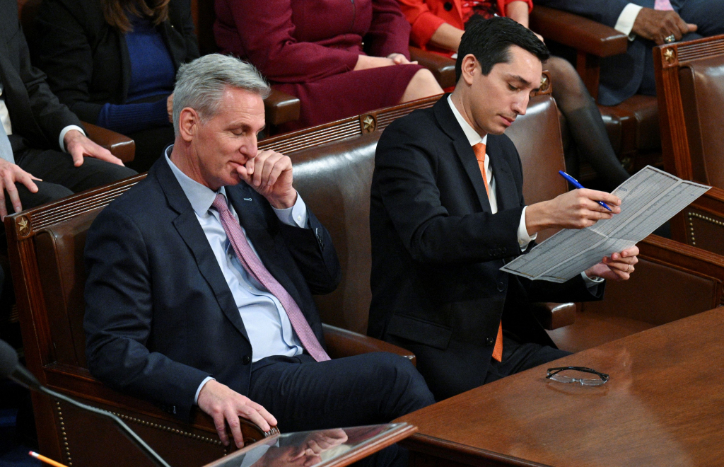 ΗΠΑ: Ο Μακάρθι εξελέγη πρόεδρος στη Βουλή των Αντιπροσώπων – Μετά από 4 μέρες και 15 ψηφοφορίες