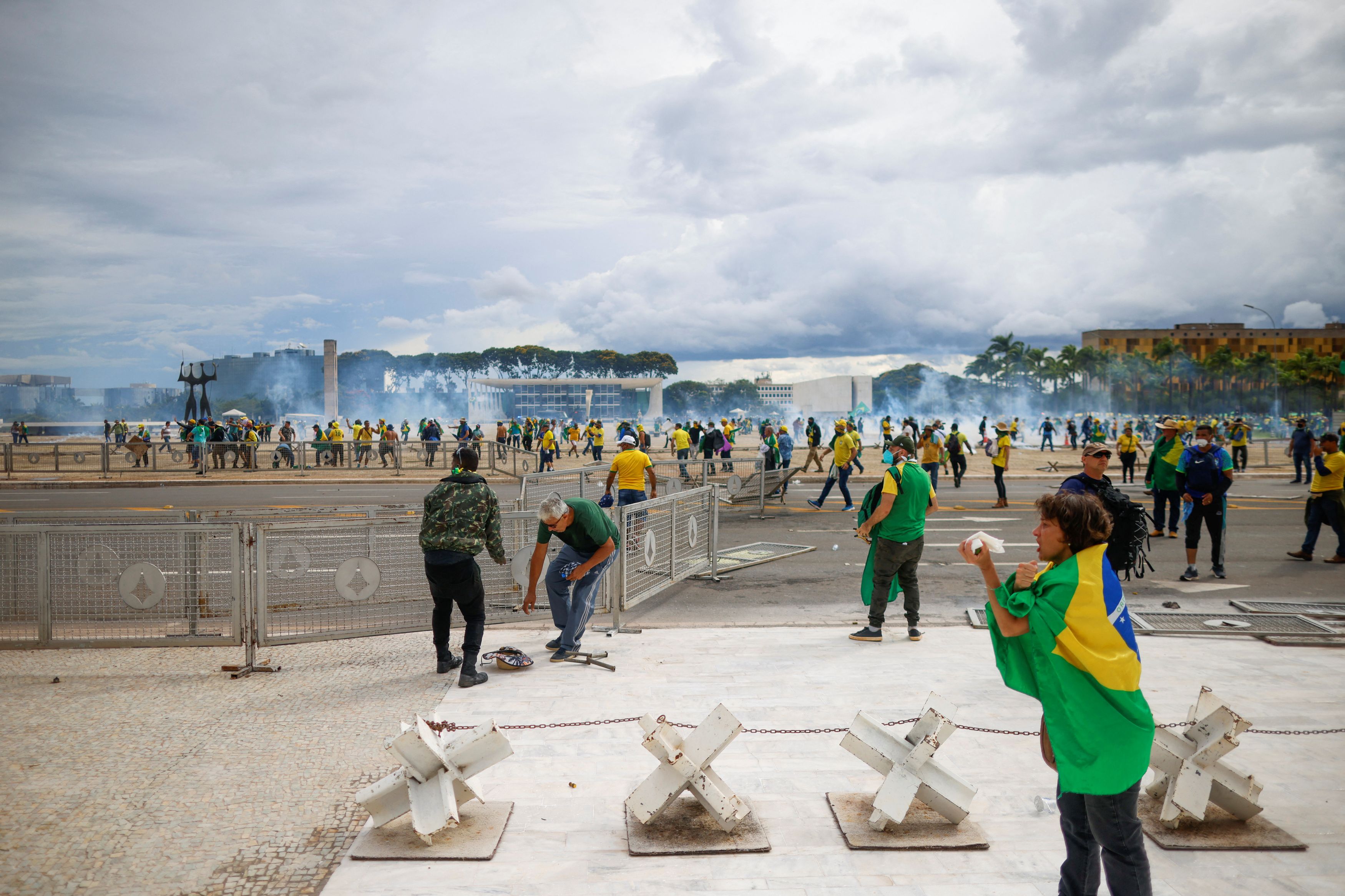 Χάος στη Βραζιλία: Υποστηρικτές του Μπολσονάρο εισέβαλαν σε κυβερνητικά κτίρια