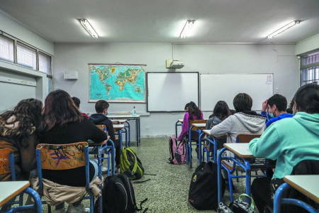 Παυλάκης: Να επιστρέψει η υποχρεωτική χρήση μάσκας στα σχολεία – Τι λέει το υπουργείο Παιδείας