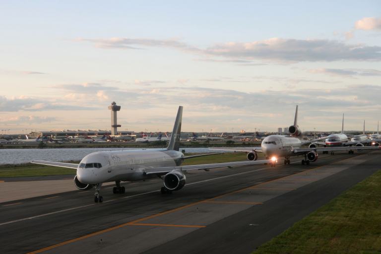 Χάος στα αεροδρόμια των ΗΠΑ: Φόβοι να «παγώσουν» οι πτήσεις λόγω τεχνικού προβλήματος | tovima.gr