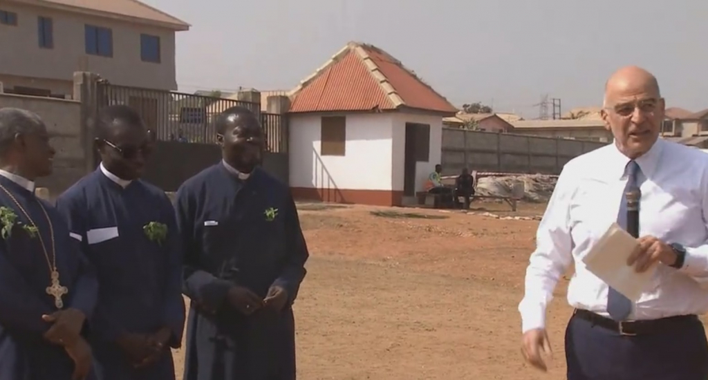 Νίκος Δένδιας: Δωρεά γηπέδου μπάσκετ σε ελληνικό σχολείο στη Γκάνα