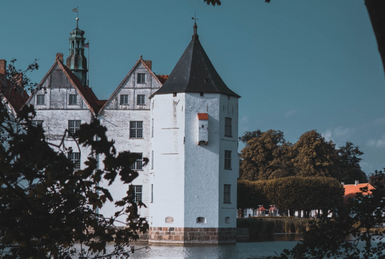 DW: Πού βρίσκεται το «Γκλύξμπουργκ»; | tovima.gr DW: Πού βρίσκεται το «Γκλύξμπουργκ»; | tovima.gr