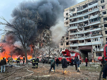 Ουκρανία: Νεκροί και τραυματίες από ρωσική πυραυλική επίθεση σε πολυκατοικία στo Ντνίπρο