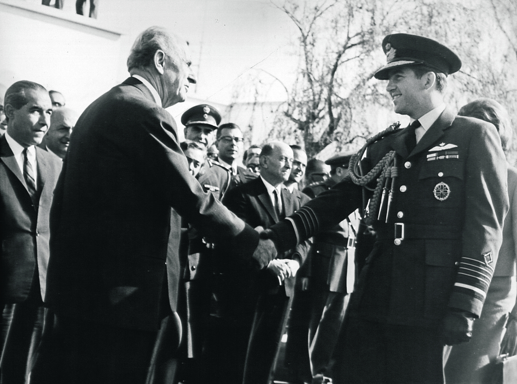 Η υπέρβαση της μοναρχίας στην Ελλάδα