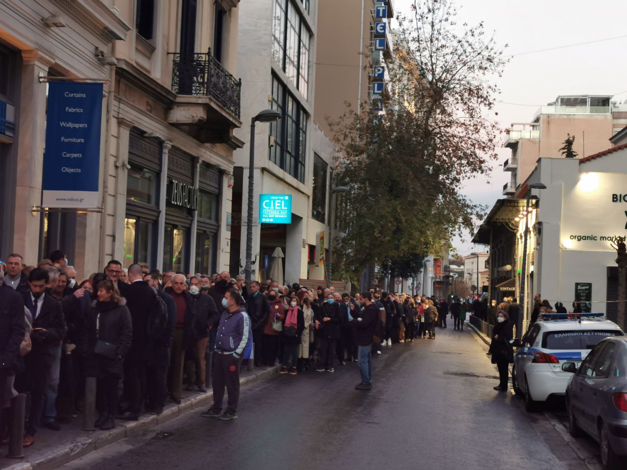 Τέως βασιλιάς Κωνσταντίνος: Οι ουρές πολιτών στην Μητρόπολη έφεραν παράταση στο λαϊκό προσκύνημα