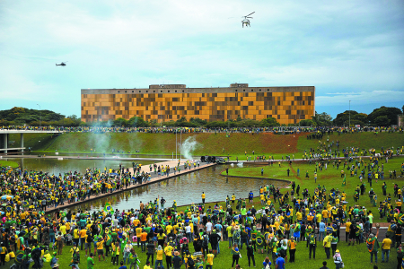 Η «Διεθνής του τραμπισμού» απειλεί τη δημοκρατία