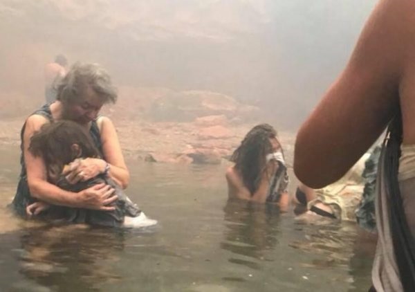 Δίκη για το Μάτι: «Ειδα τον γιο μου μπρούμυτα να επιπλέει – Τον άφησα για να σώσω την κόρη μου»