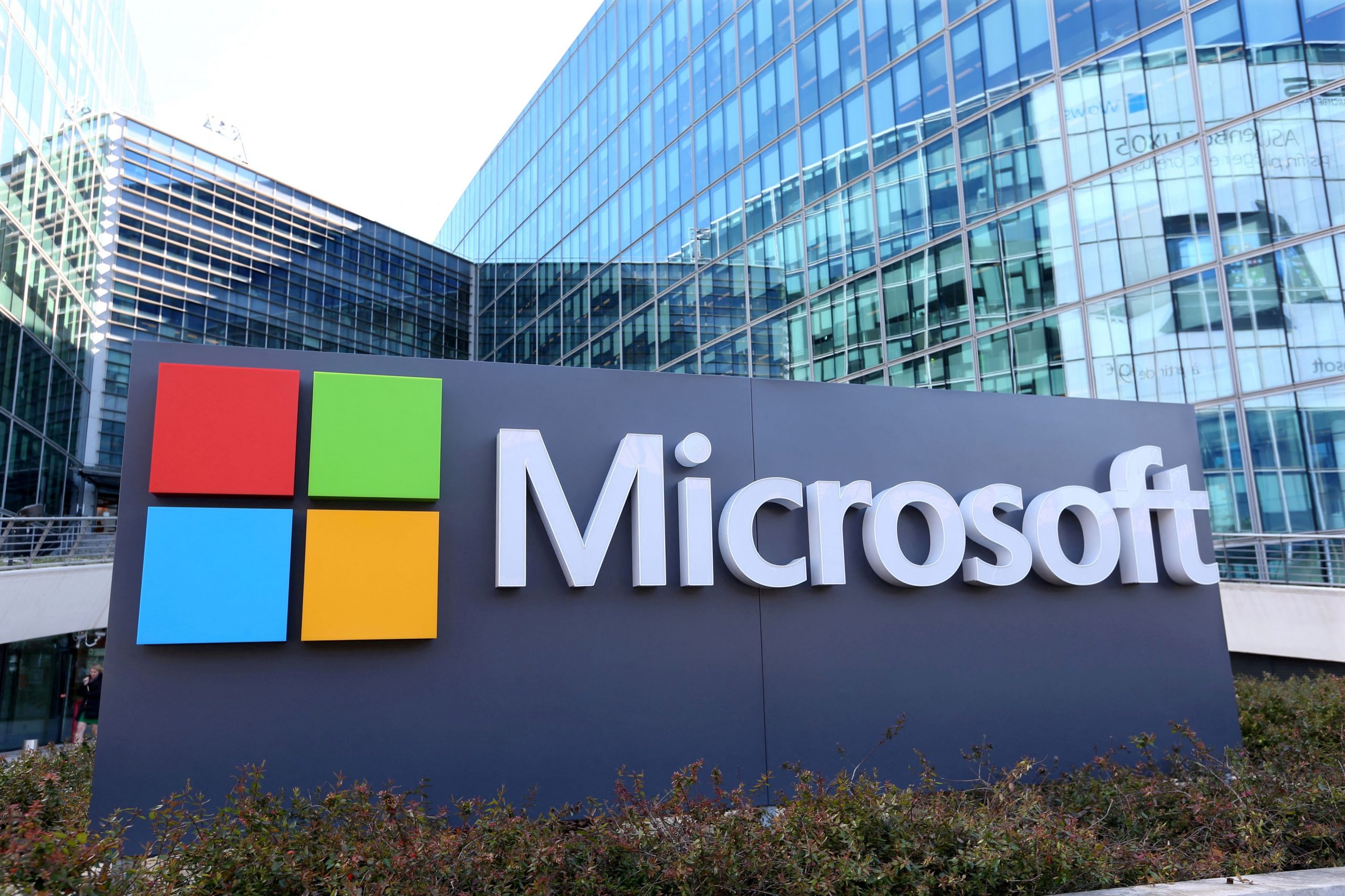 Η Microsoft απολύει 10.000 υπαλλήλους