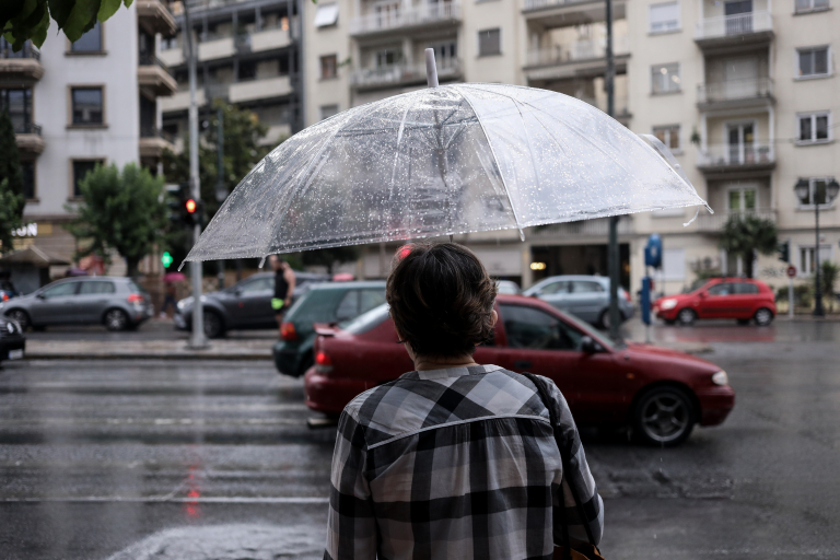 Καιρός: Βροχές, καταιγίδες και 20αρια την Τετάρτη