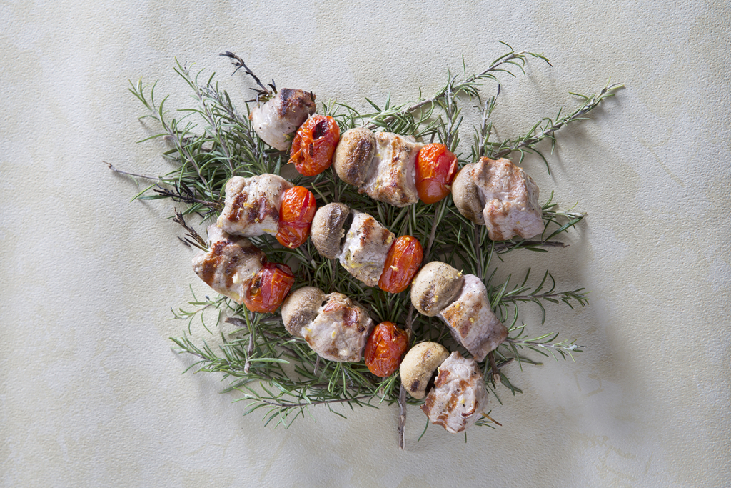 Σουβλάκια από ψαρονέφρι με μανιτάρια και ντοματίνια