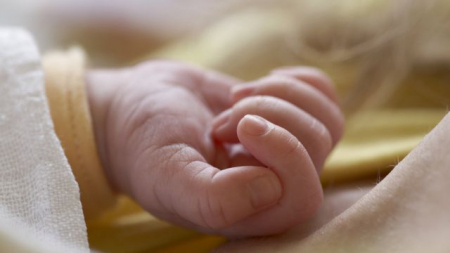Λέσβος: Βρήκε νεκρό στην κούνια του το 8 μηνών μωρό της
