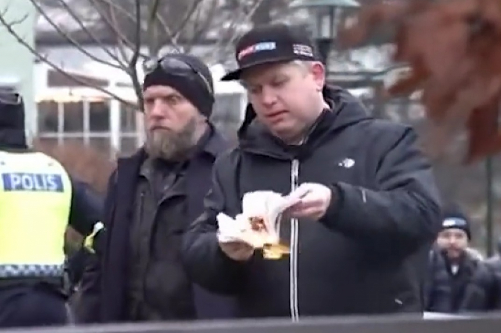 Σουηδία: Ακροδεξιοί διαδηλωτές έκαψαν το Κοράνι – Καταδίκασε ο Σουηδός ΥΠΕΞ