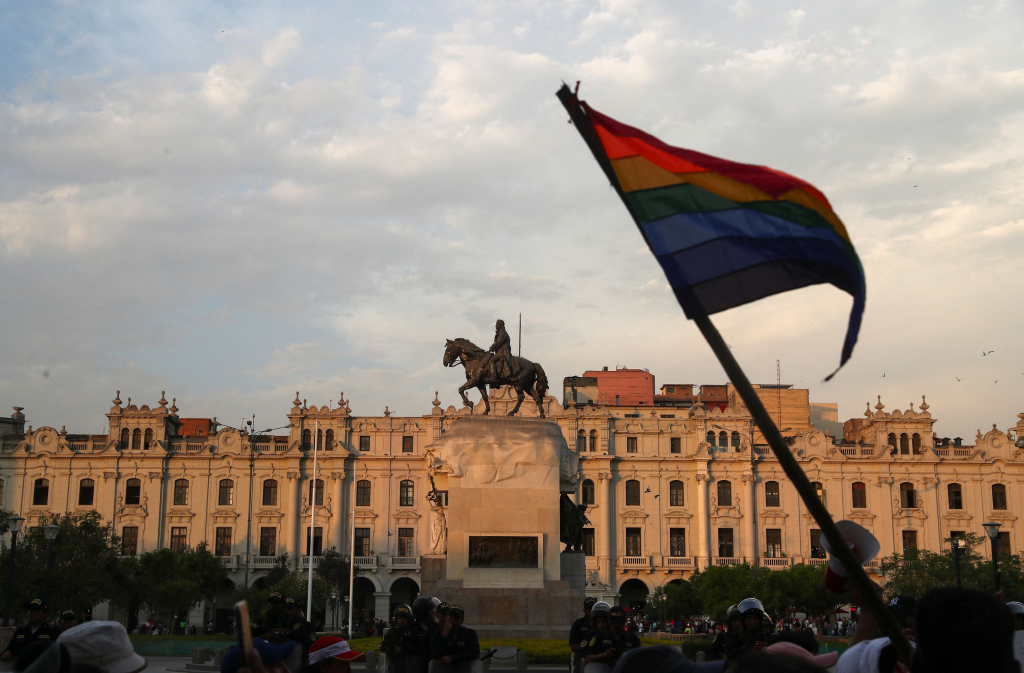 Περού: Ανακωχή ζητά η πρόεδρος – «Θα αποσυρθώ όταν διεξαχθούν εκλογές»