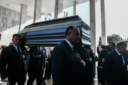 Νίκος Ξανθόπουλος: Τελευταίο «αντίο» στο «παιδί του λαού» – Απαρηγόρητη η σύζυγός του