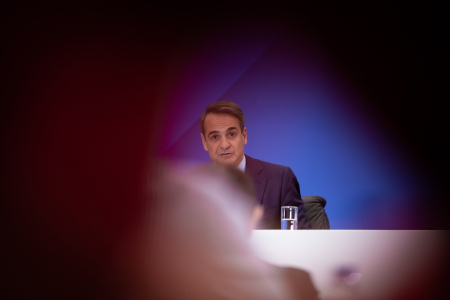 Ο Κυριάκος Μητσοτάκης, οι Ιλλουμινάτι και το… μαξιλάρι