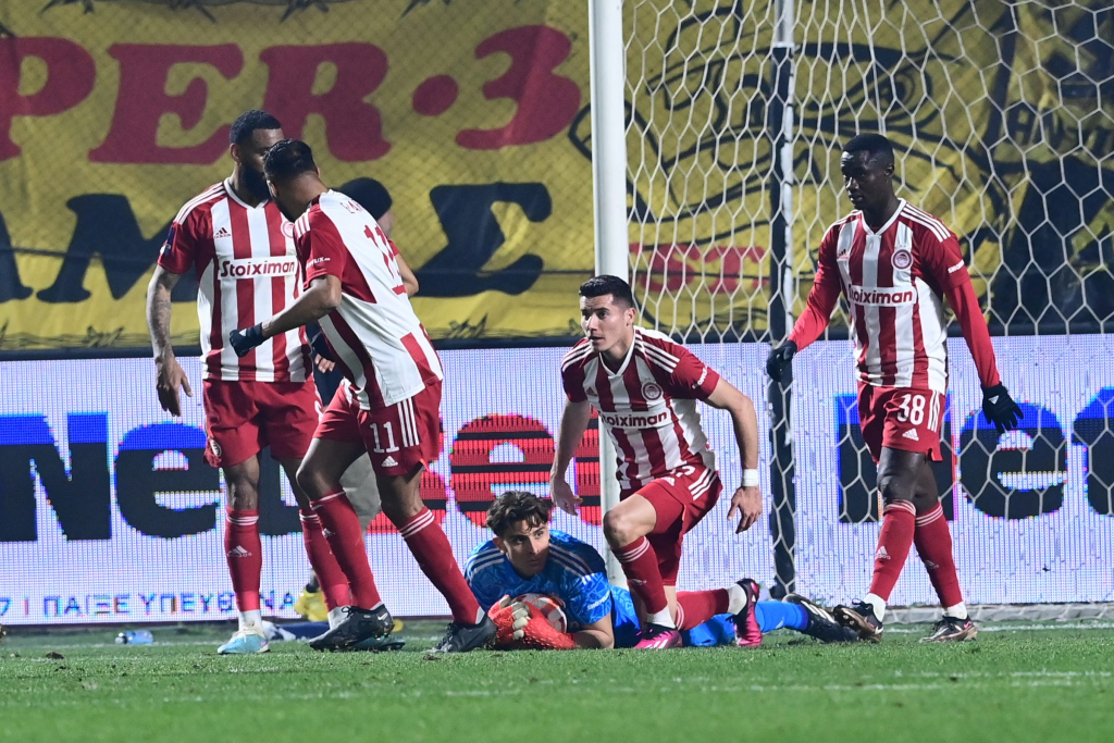 Άρης – Ολυμπιακός 0-1: Πρόκριση με μυθική εμφάνιση Τζολάκη