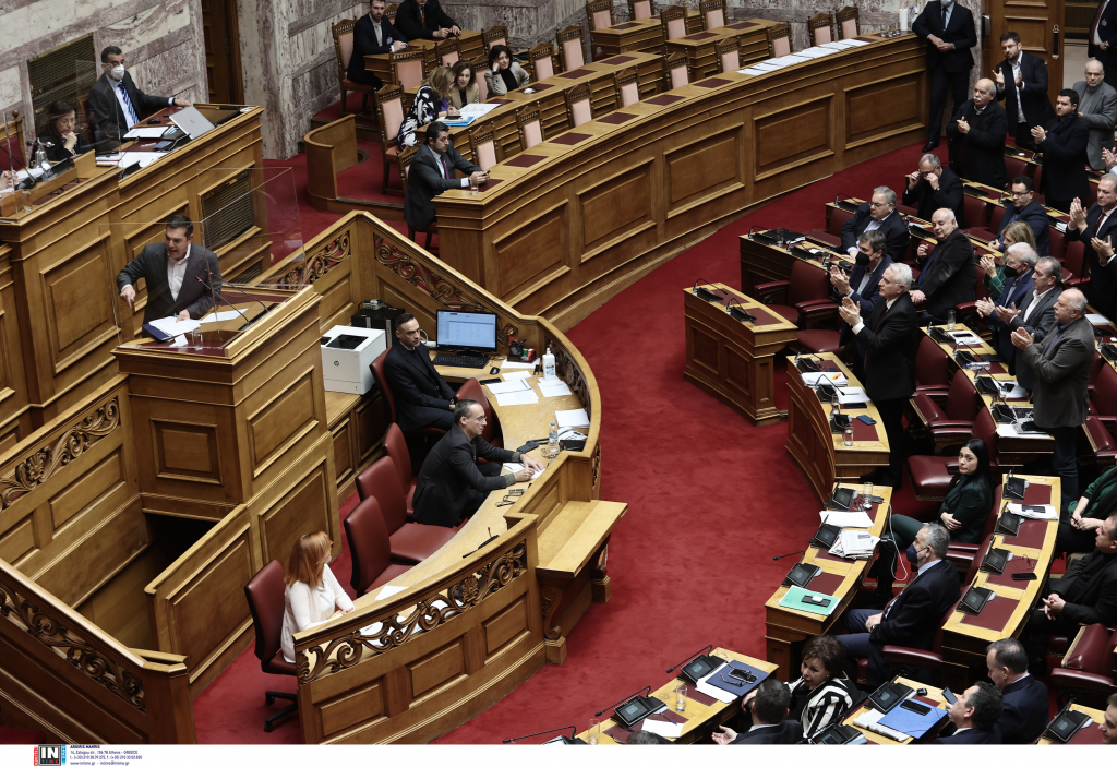 Βουλή: Ο «πόλεμος» των 48 ωρών – Τα όπλα των μονομάχων μπροστά στη μομφή