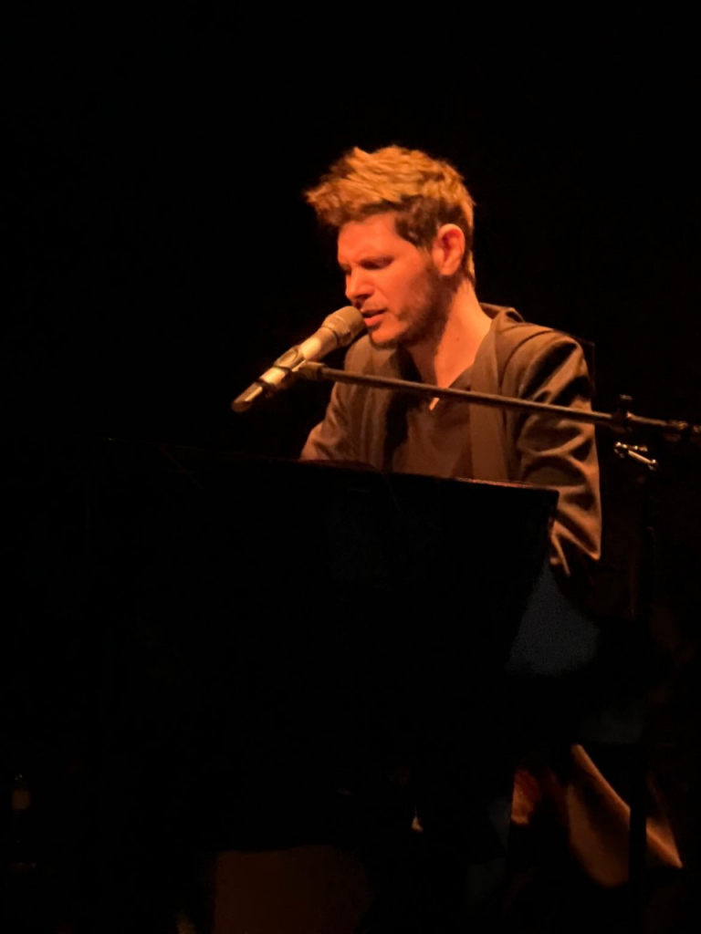 Γιάννης Χριστοδουλόπουλος στην… Τοποθεσία Πλάκα σε ατμόσφαιρα μεταμοντέρνας μπουάτ