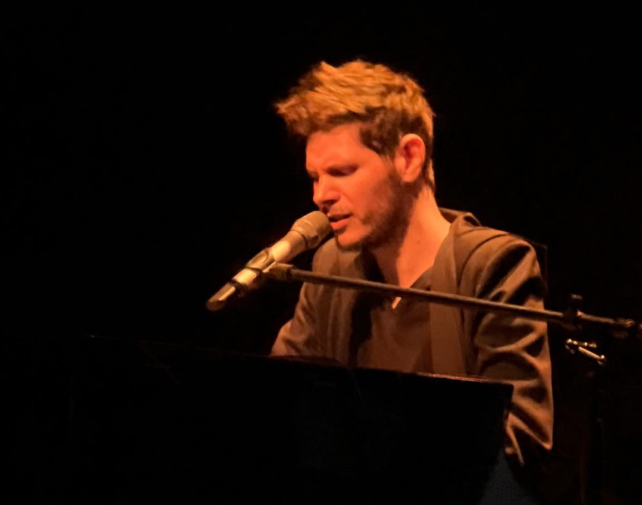 Γιάννης Χριστοδουλόπουλος στην… Τοποθεσία Πλάκα σε ατμόσφαιρα μεταμοντέρνας μπουάτ