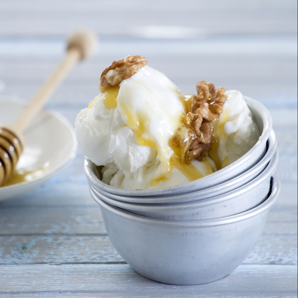 Γιαούρτι με καρύδια και μέλι σε  παγωτό