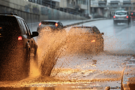 Κακοκαιρία: Πλημμυρισμένοι δρόμοι στην Αττική – Εγκλωβίστηκαν οχήματα στο Μαρούσι