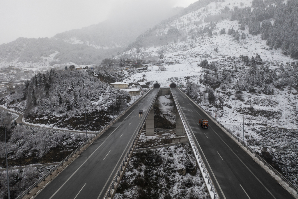 Κακοκαιρία «Μπάρμπαρα»: Πυκνές χιονοπτώσεις μέχρι το απόγευμα και στην Αττική –  Νέα έκτακτο δελτίο της ΕΜΥ