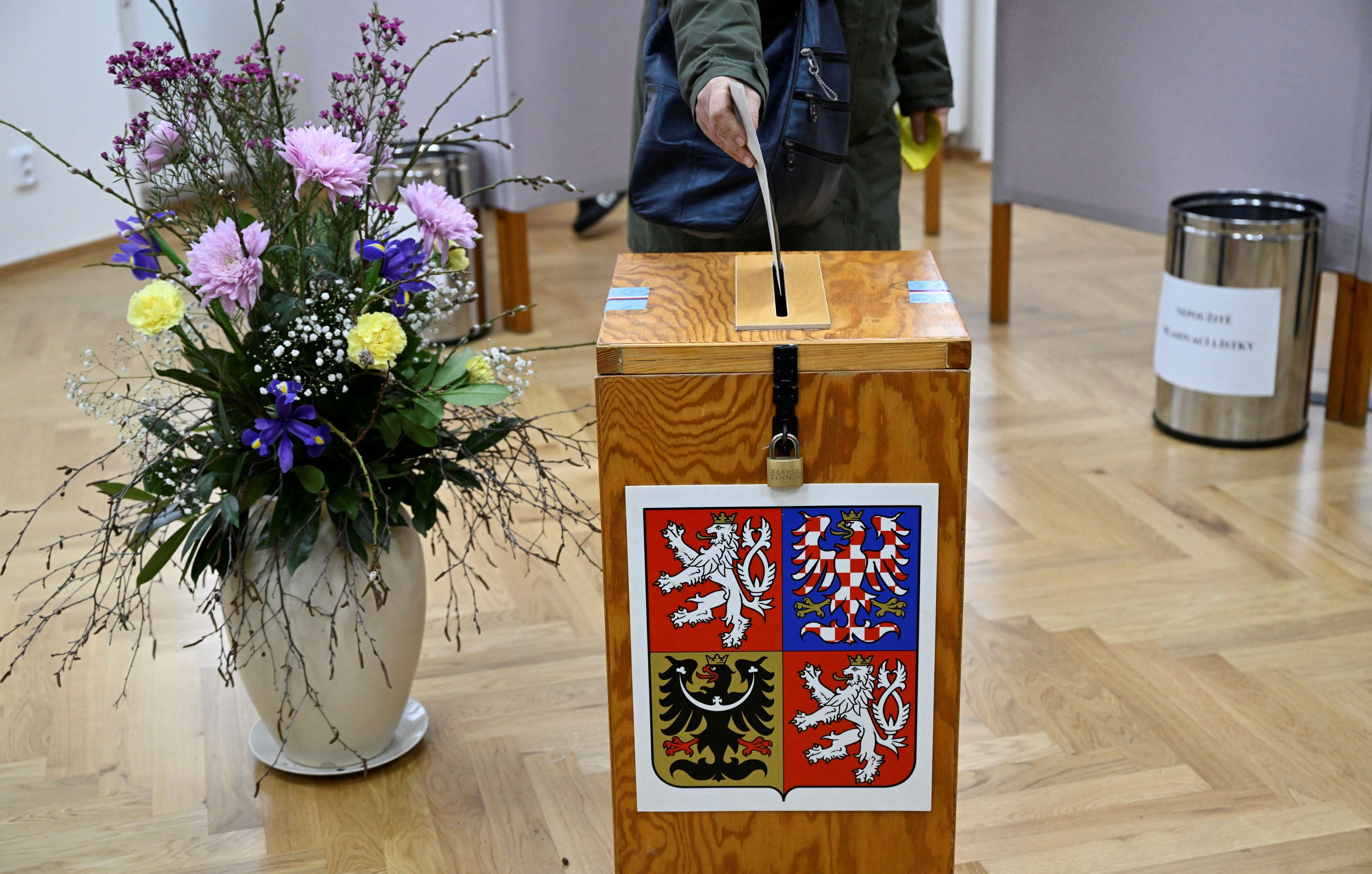 Τσεχία: Στις κάλπες για εκλογή προέδρου – Ποιος είναι το φαβορί