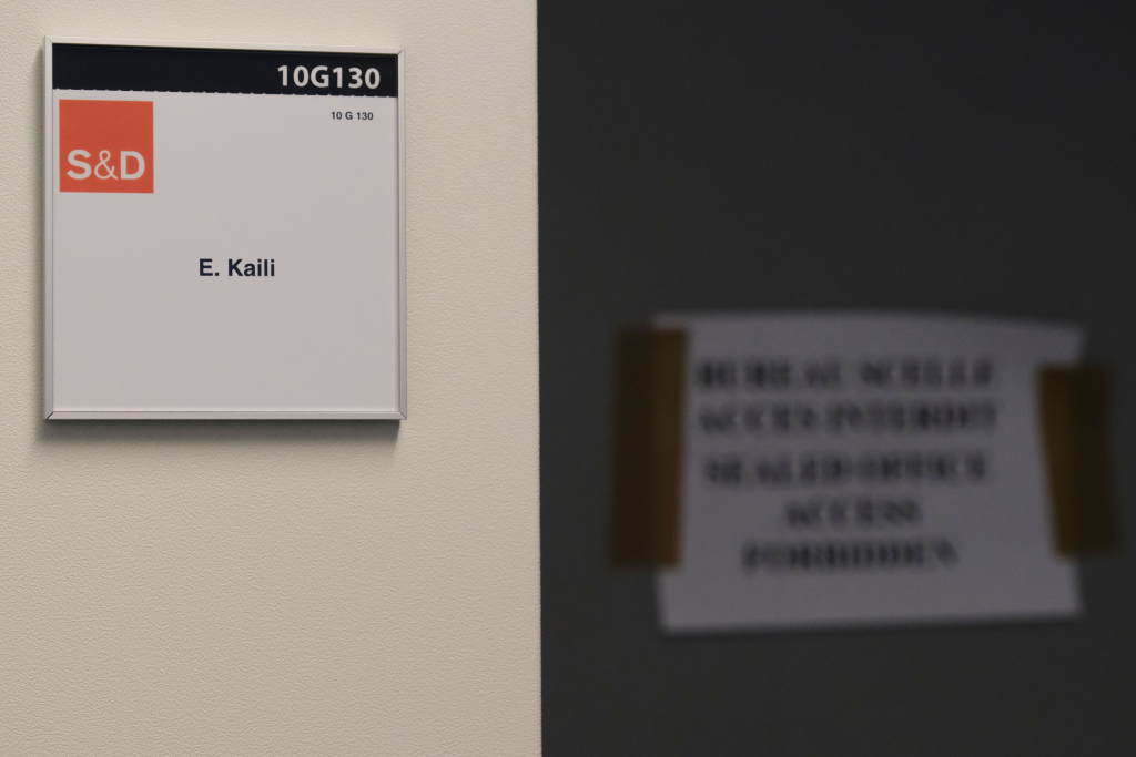 QatarGate: «Ξεσκονίζουν» όλα τα μηνύματα στα κινητά των Καϊλή και Τζόρτζι