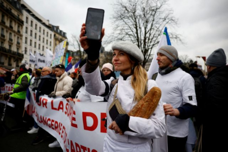 Στους δρόμους και αύριο οι Γάλλοι για το συνταξιοδοτικό