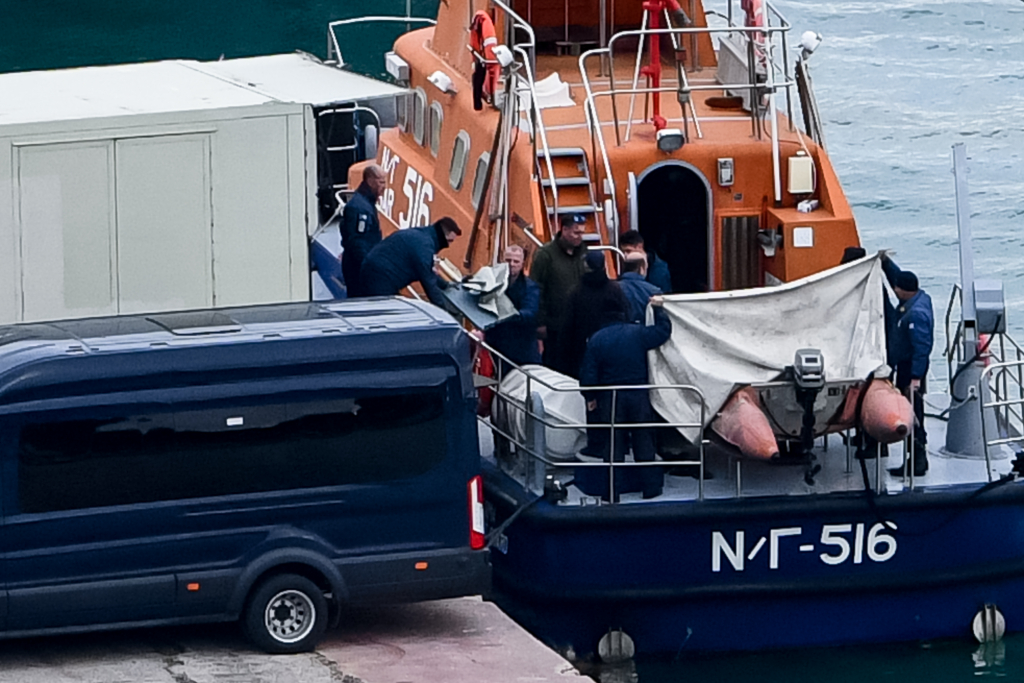 Πτώση Φάντομ: Θρήνος για τον νεκρό υποσμηναγό – Αγωνία για τον κυβερνήτη