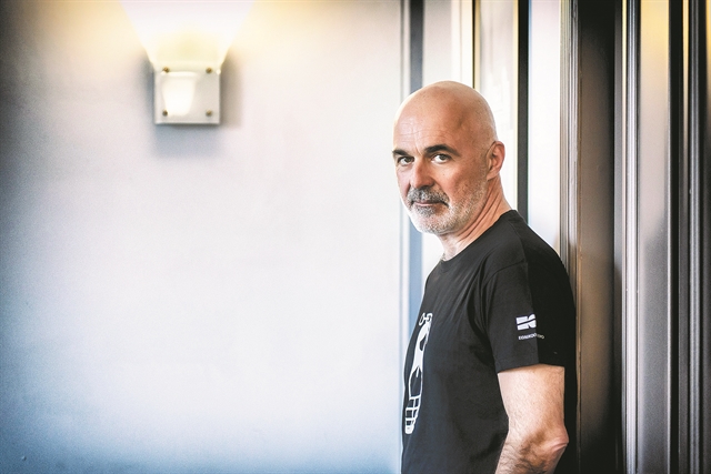 Στάθης Λιβαθινός: «Παρατηρώ τους ανθρώπους ακόμα και όταν σωπαίνουν»