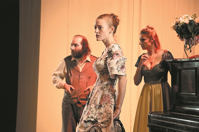 Σοφία Κόκκαλη: «Το θέατρο μπορεί να σε πληγώσει αρκετά»