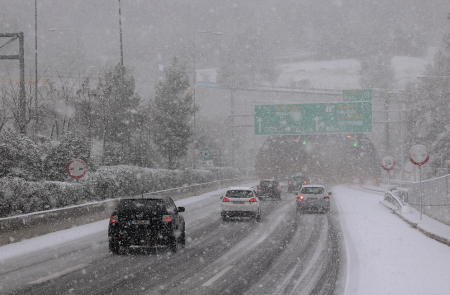 Χιόνια: Έκλεισε η Αττική Οδός