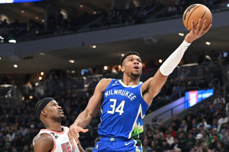 Η εμφάνιση του «τριπλού» Αντετοκούνμπο