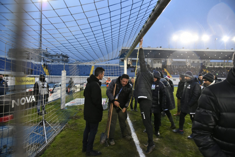 Πραξικόπημα στο Περιστέρι για «χάρτινη νίκη» – Κομάντο Μανούχος ανέβαλλε το Ατρόμητος-ΑΕΚ με μετροταινία | tovima.gr