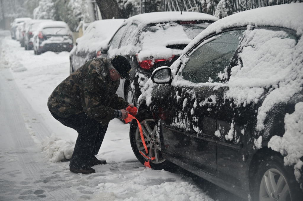 Κακοκαιρία Μπάρμπαρα: Kλήσεις στην Πυροσβεστική για απεγκλωβισμούς από αυτοκίνητα