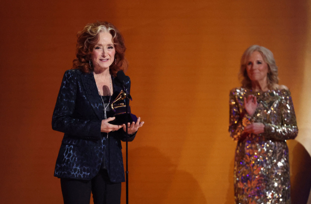 Grammy 2023: Η συγκινητική ιστορία πίσω από το Τραγούδι της Χρονιάς που νίκησε τα «μεγαθήρια»