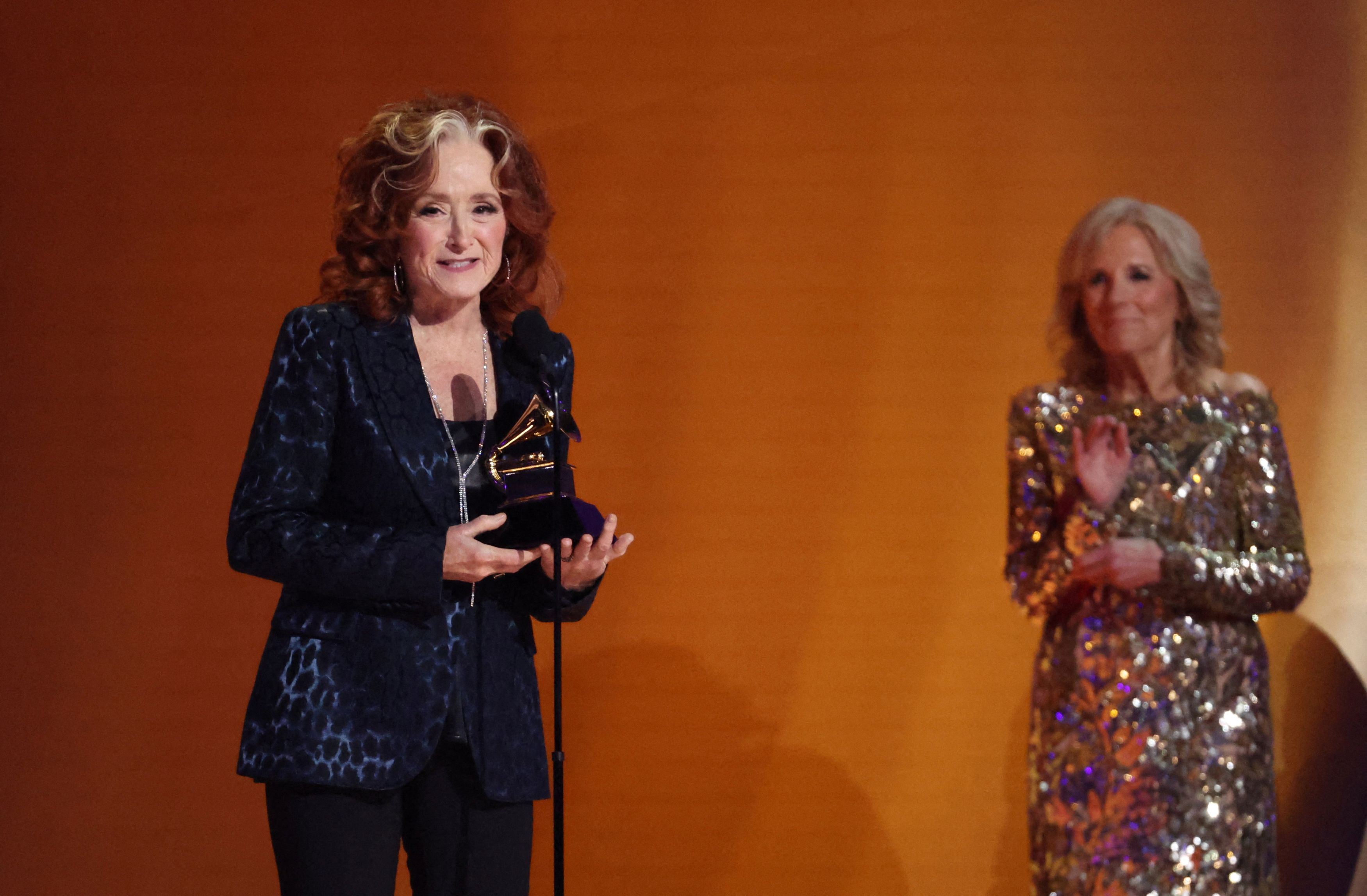 Grammy 2023: Η συγκινητική ιστορία πίσω από το Τραγούδι της Χρονιάς που νίκησε τα «μεγαθήρια»