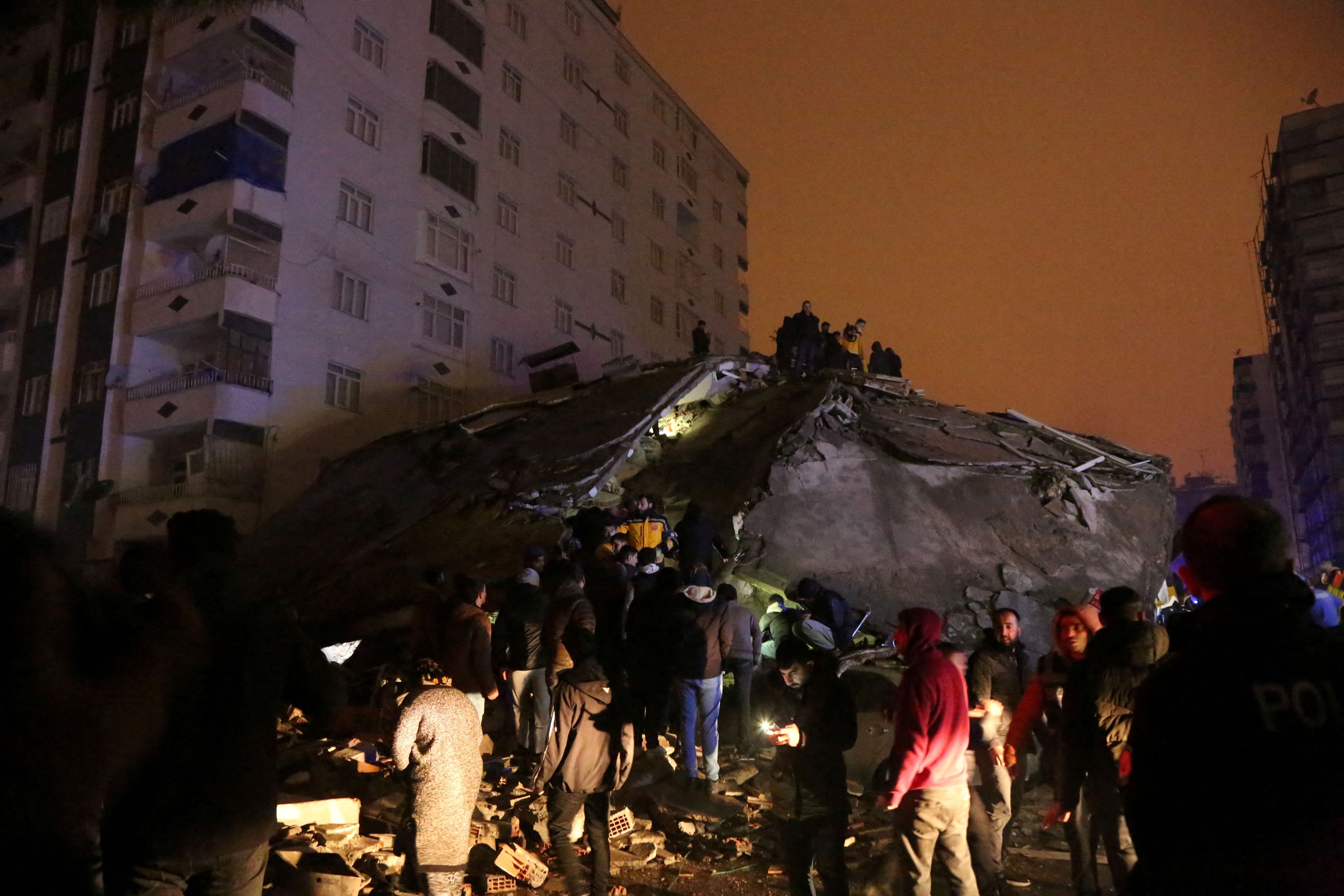 Σεισμός στην Τουρκία: Ανείπωτη τραγωδία – Αγγίζουν τους 500 οι νεκροί – Μάχη με τον χρόνο δίνουν τα σωστικά συνεργεία