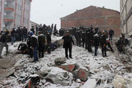 Σεισμός Τουρκία: Κτίριο καταρρέει σε ζωντανή μετάδοση