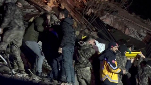 Τουρκία: Ισχυρός σεισμός 7,8 ρίχτερ – Στους 126 οι νεκροί – Εγκλωβισμένους αναζητούν οι διασώστες