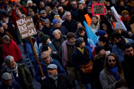 Ξεχειλίζει η οργή στη Γαλλία για τις συντάξεις