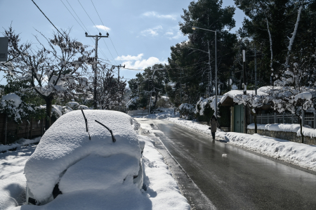 Κακοκαιρία Μπάρμπαρα: Χιόνια και την Πέμπτη – Πώς θα λειτουργήσουν δημόσιο και καταστήματα