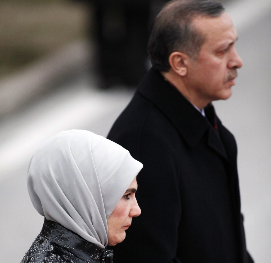 Τουρκία: Ο σεισμός πιέζει τον Ερντογάν – Η Εμινέ «σηκώνει μανίκια»